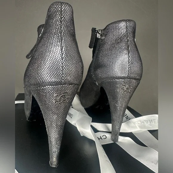 CHANEL | Interlocking CC Ankle Boots | Silver | Sz 40 - Picture 3 of 17